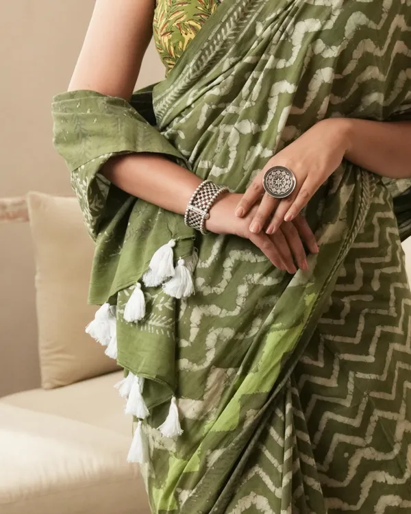 Rustic_Green_Cotton_Dabu_Wave_Print_Mul_Saree_For_Women